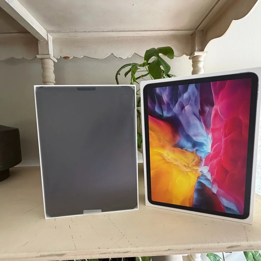 Apple iPad Pro 11-Inch 2nd Gen (2020) Set with Accessories